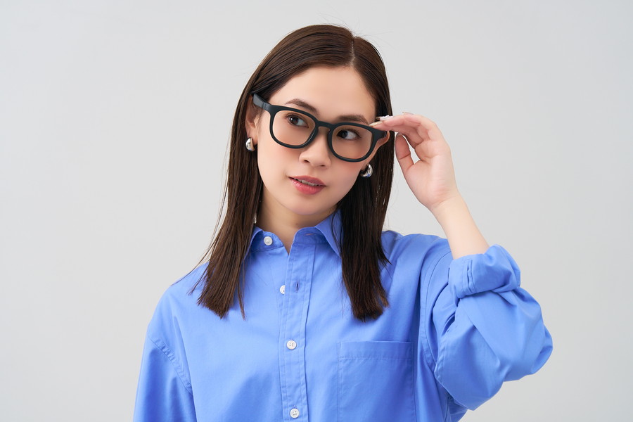 寝転んでも壊れにくいメガネ]耐久性に優れたウェリントン型フレーム