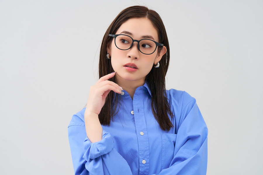 寝転んでも壊れにくいメガネ]耐久性に優れたボストン型フレーム