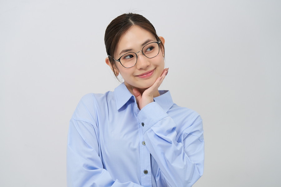 すっきりとした顔馴染みの良いウェリントン型[中顔面短縮みえメガネ