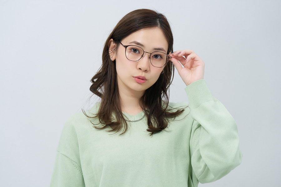 すっきりとした顔馴染みの良いウェリントン型[中顔面短縮みえメガネ
