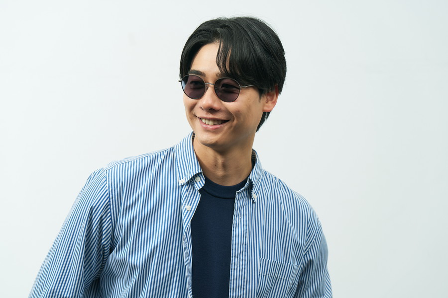 トレンドカラーのボストン型サングラス(調光レンズ搭載)(WEB限定商品